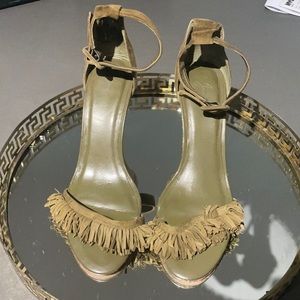 Strappy sandal with fringe